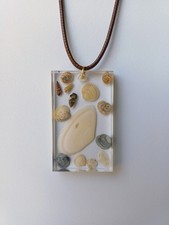 Collane in resina con inserti naturali (AIUTACI AD AIUTARE) 