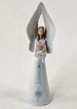 Lladro 6474 "Sounds of Love" Angelo che tiene un cuore, collezione BELL MWOB, RV$220