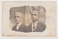 Due giovani uomini belli e