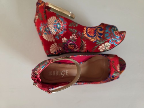 Scarpe plateau rosse stile