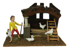 95575 Pastorello Presepe - Diorama - Ragazzo con galline nel pollaio