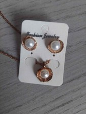 Parure Collana con due orecchini perla in conchiglia di bigiotteria color oro