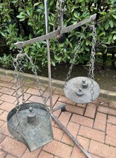 Antica bilancia in ottone con