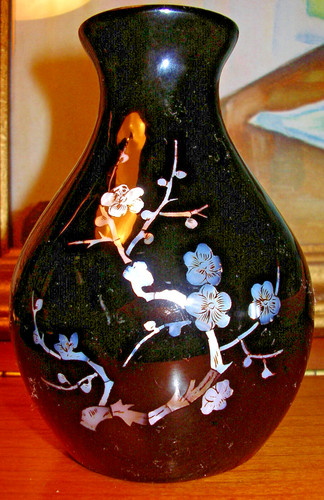 Vaso laccato nero con intarsi