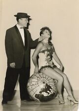 Spettacolo comico e un globo. Fotografia d'epoca fine art.