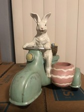Antico coniglio su scooter