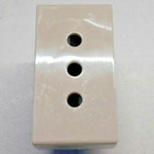 Presa 10 A serie Blanc Ave