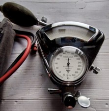 VECCHIA STRUMENTAZIONE SANITARIA IN DISUSO ANNI 50/60