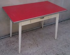 TAVOLO DA CUCINA ANNI 50 STRUTTURA IN LEGNO DIPINTO E PIANO IN FORMICA ROSSA