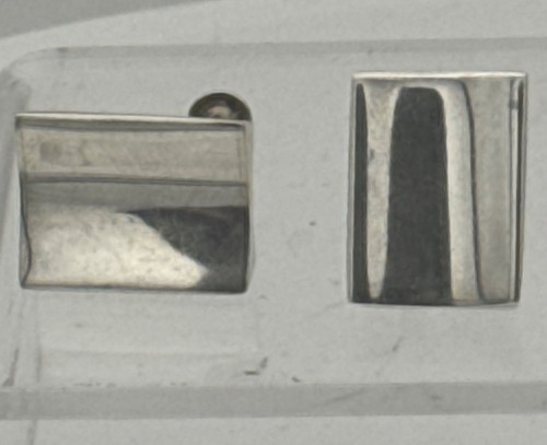 Rari orecchini concavi