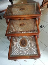 Tris tavolini vintage in vetro e paglia di Vienna