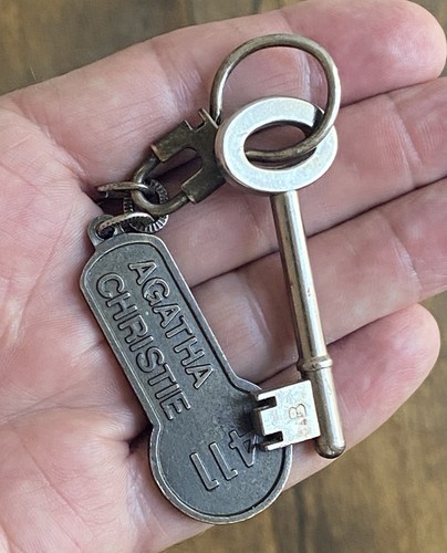 Agatha christie room 411 - 411, key