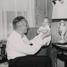 Fiocco cravatta uomo che tiene