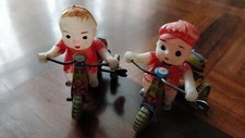 COPPIA BIMBI SU TRICICLO GIOCATTOLO EPOCA  IN LATTA VINTAGE
