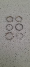 Lotto di sei anelli in metallo