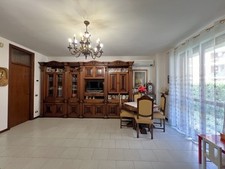 SALA COMPLETA Legno Noce: Armadio, Tavolo, Sedie, Lampadario, Comò,Porta Abiti