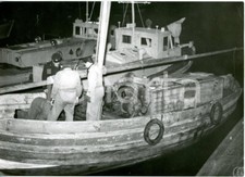 1955 ca PALERMO Sequestro sigarette di contrabbando in un motopeschereccio *Foto