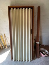 Porta a soffietto (BIANCA e ROSSA) con contro telaio in legno e profili spalle