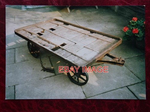 Photo small flatbed trolley - photo,