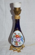 LAMPADA IN PORCELLANA POLICROMA BASE IN OTTONE IN STILE NAPOLEONE III