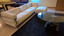 Divano e pouf LC3_Cassina_Le