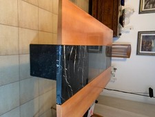 importante tavolo da sala 180x100 in marmo nero venato, cristallo e mdf noce.