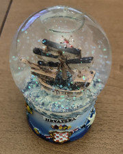 Palla di vetro con neve