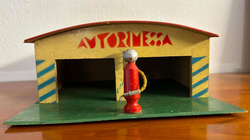 Vecchio garage giocattolo