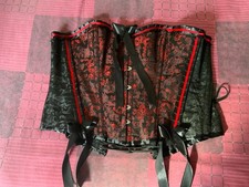 Corsetto sopra busto nero e