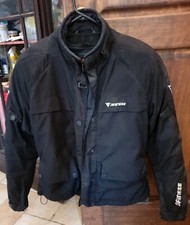 GIUBBOTTO MOTO DAINESE CON IMBOTTITURA AMOVIBILE E PROTEZIONI DI GOMITI E SPALLE