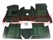 SOPRA TAPPETI VERDI E NERI CON