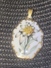 Antico ciondolo floreale