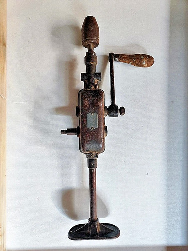 Antico trapano vintage manuale