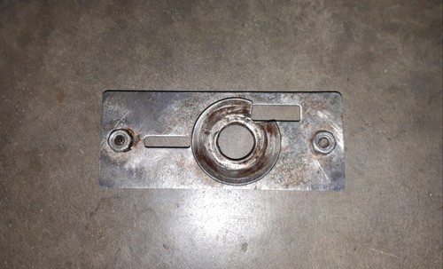 Piastra chiusura cofano motore