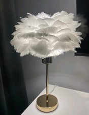 Lampada con  piume artificiali