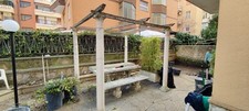 gazebo 3x3 in cemento stile romanico, con tavolo e 2 panche sempre in cemento