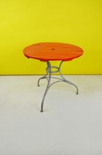 TAVOLO ROTONDO DA ESTERNO ROSSO CON FORO PER OMBRELLONE