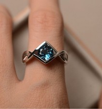 Anello con pietre preziose