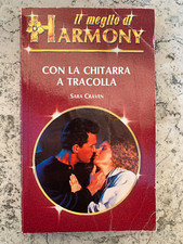 Con chitarra tracolla - la, a