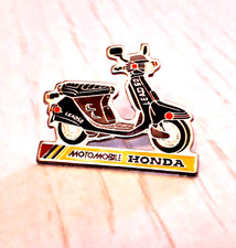 1 Pin's scooter bleu LEAD 50