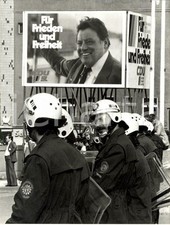 1980 BERLIN Poliziotti in tenuta antisommossa fuori dal Congresso della CDU