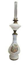 Antica grande lampada da tavolo a petrolio in porcellana opaline bianca con s...