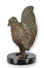 Una scultura in bronzo raffigurante un gallo replica design retrò decorazione