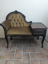 Divanetto porta telefonon in legno. A telephone seat in wood and green velvet 