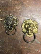 2 PEZZI MOSTRINA LEONE  PLACCHETTA  ANTICA VINTAGE IN OTTONE LAMIERINO