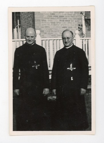 Sacerdoti posa insieme - in,