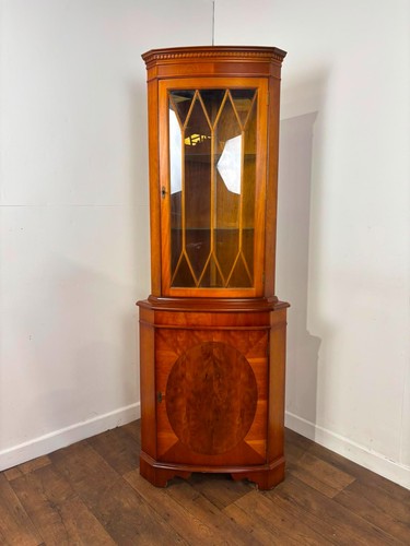 Vetrina angolare vintage tasso