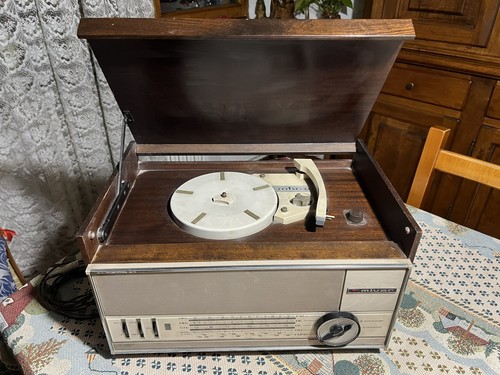 Radio valvole con - a,
