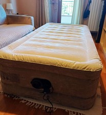 Materasso autogonfiale con pompa elettrica integrata