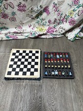 Scacchiera con pezzi di